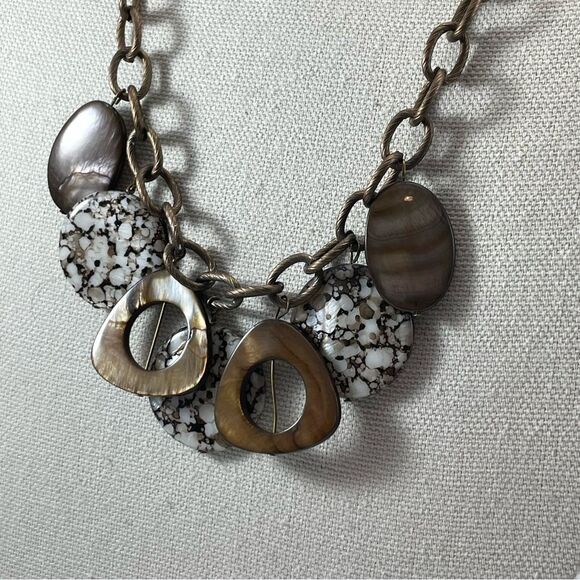 Stunning Unsigned Gold Tone Twist Chain Mother Of Pearl Pendants Necklace - Picture 3 of 9